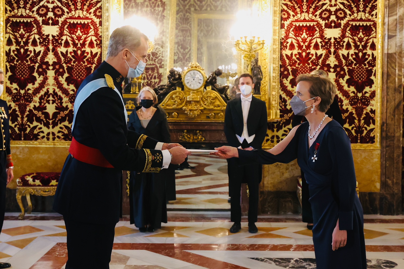 Suomen Espanjan-suurlähettiläs Sari Rautio ojentaa valtuuskirjeensä Espanjan kuningas Felipe VI:lle.