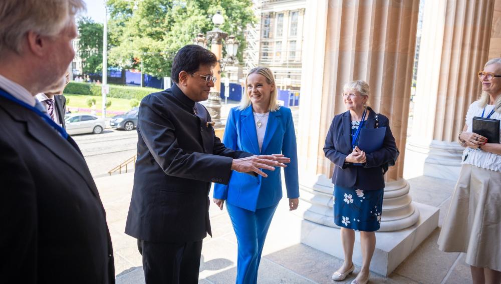 Ministerit Piyush Goyal ja Riikka Purra Säätytalon portailla.
