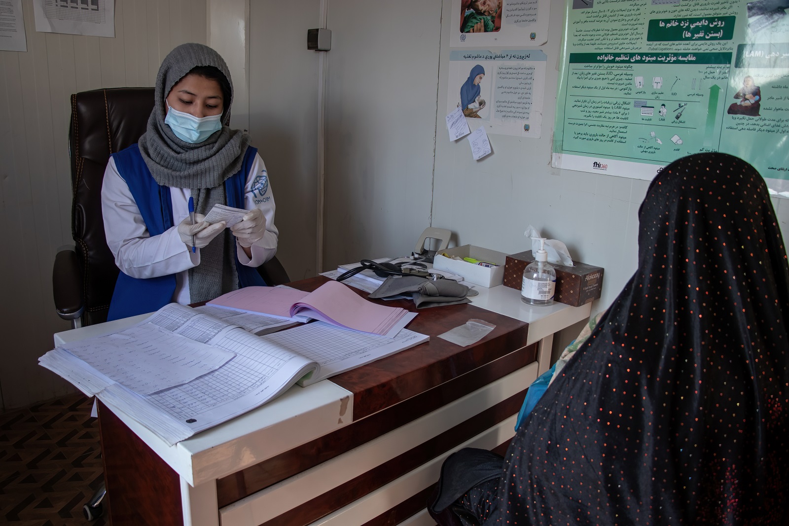 En afghansk kvinna och en läkare på gynekologisk- och förlossningsavdelning.
