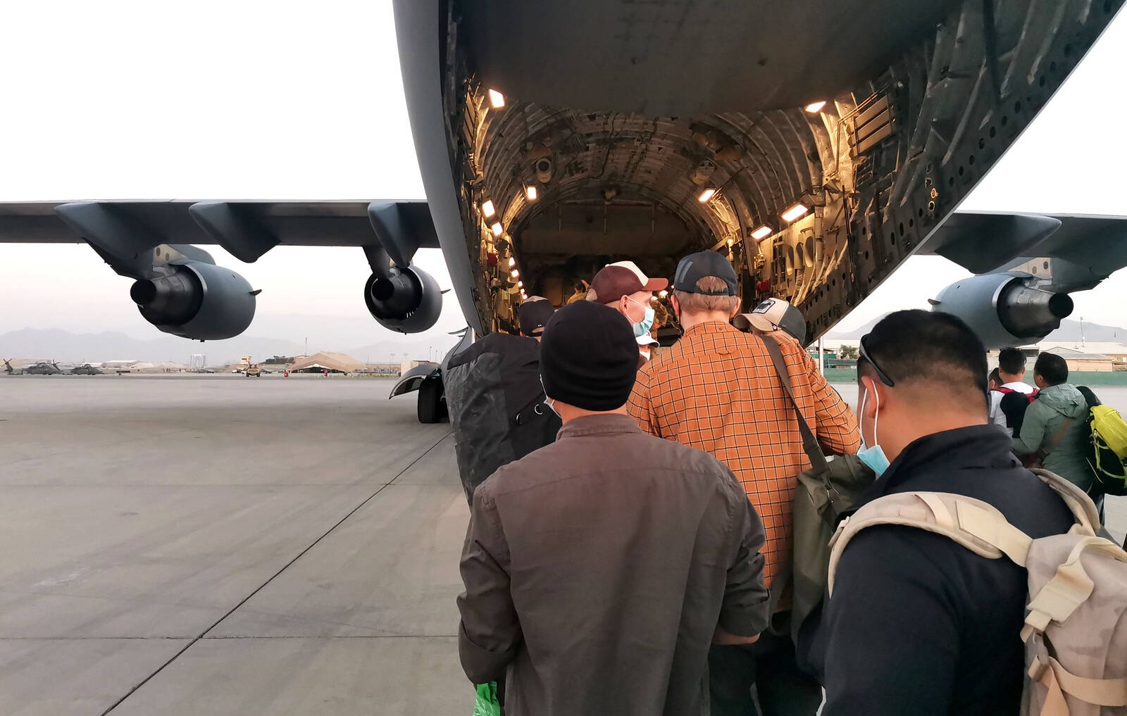 Ihmisiä nousemassa lentokoneeseen Kabulin lentokentällä