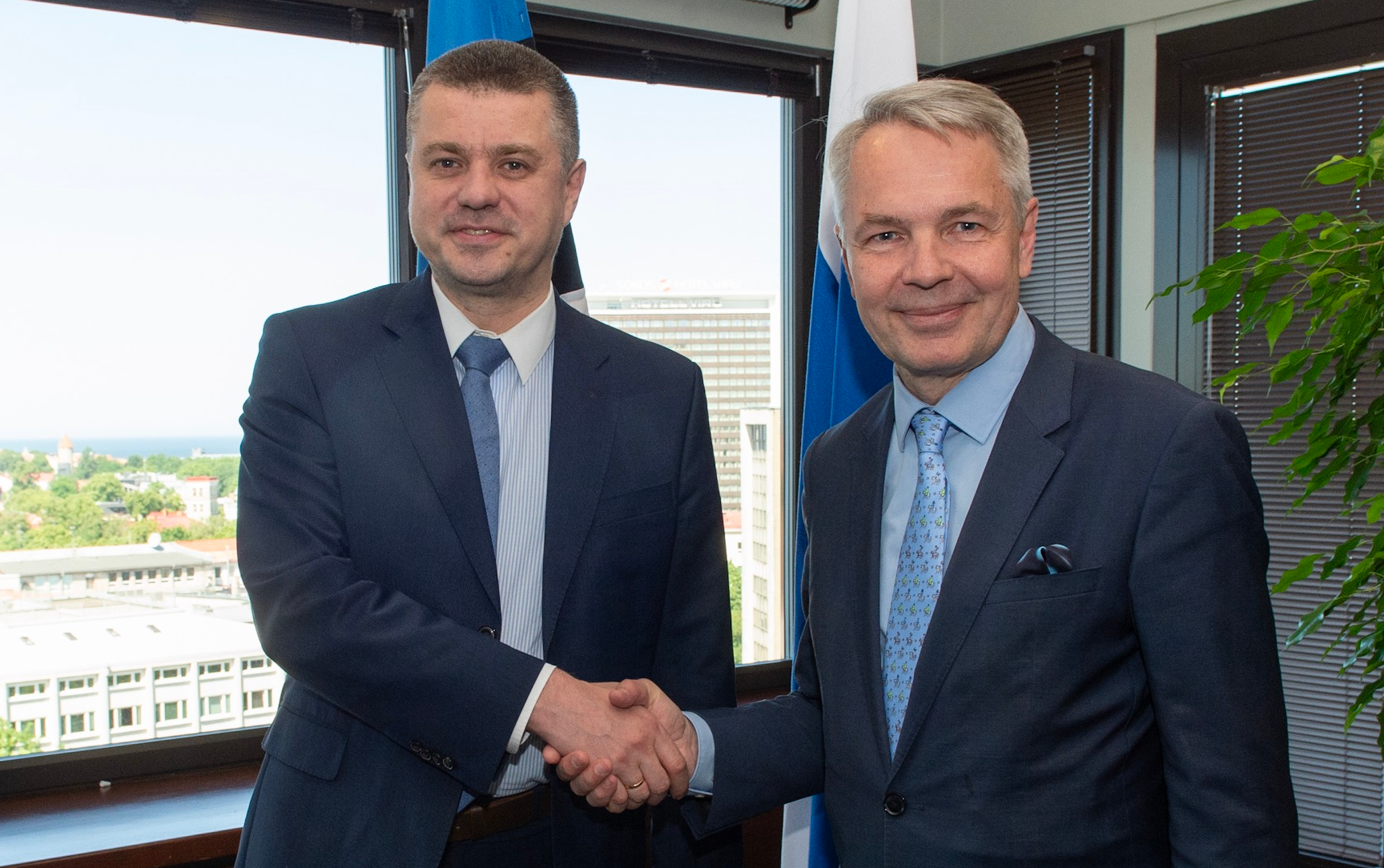 Finlands utrikesminister Pekka Haavisto och Estlands utrikesminister Urmas Reinsalu skakar hand i Tallinn sommaren 2019