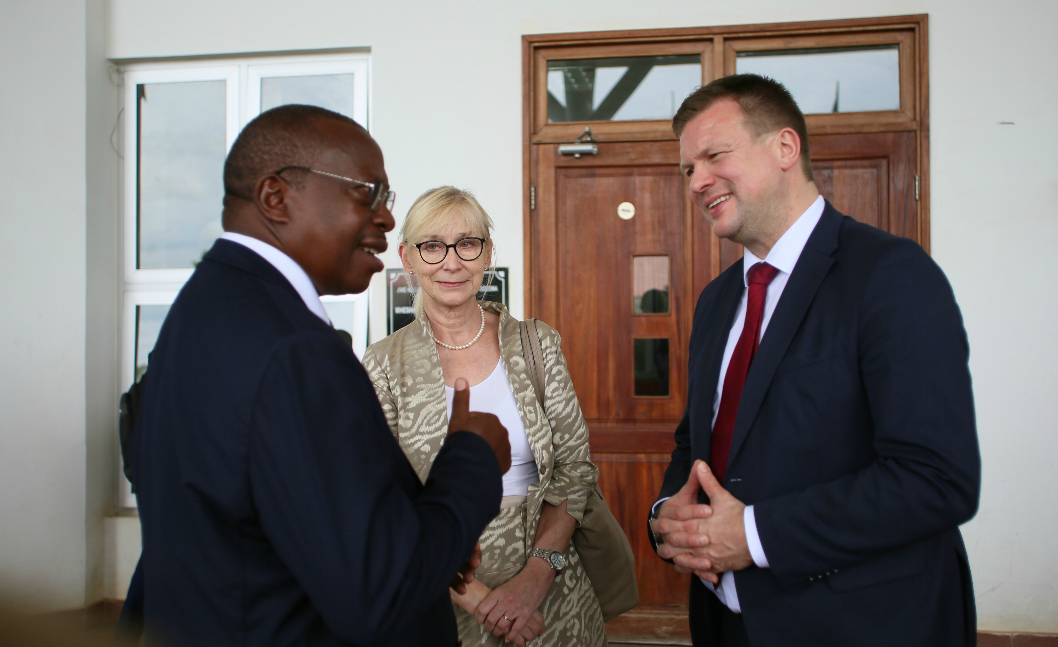 Tansanian valtiovarainministeri Philip Mpango, Suomen Tansanian-suurlähettiläs Riitta Swan ja kehitysyhteistyö- ja ulkomaankauppaministeri Ville Skinnari. 