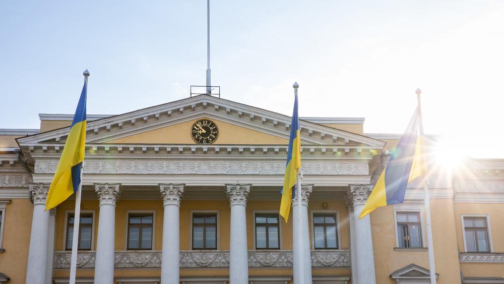 Ukrainas flaggor framför statsrådsborgen.