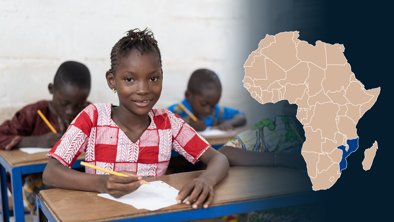 Mosambikilainen tyttö istuu luokassa. Kuvassa myös Afrikan kartta, johon Mosambik on merkitty.