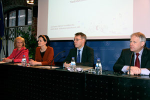 Östersjöambassadör Jari Luoto (andra från höger) informerade pressen om Östersjötoppmötet den 10 februari. I mötet deltog även BSAG:s representanter Anna Kotsalo-Mustonen (t.v.), Saara Kankaanrinta och Mathias Bergman.