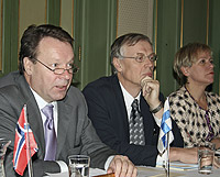 Foreign Minister Ilkka Kanerva, Ambassador Peter Stenlund and Foreign Minister of Island Ingibjörg Sólrún Gísladóttir