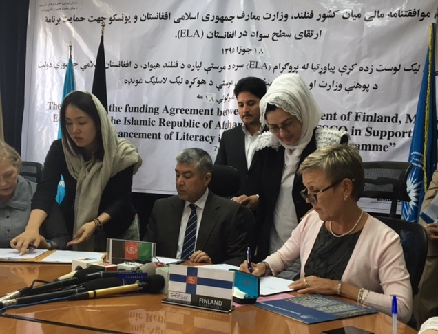 Ambassador Anne Meskanen signing the agreement on the Finnish support to UNESCO´s ELA-programme. Foto: UNESCO