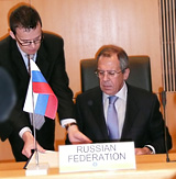 Utrikesminister Lavrov undertecknar kommunikén.