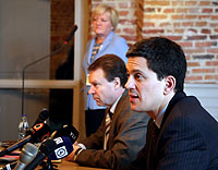 Ilkka Kanerva and David Miliband at the press conference.