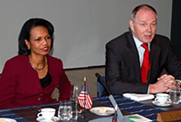 USA:s utrikesminister Condoleezza Rice och ambassadör Pekka Lintu på ambassadens lunch i Washington D.C.