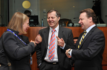 Utrikesminister Ilkka Kanerva diskuterade före mötet med Anne Sipiläinen och Eikka Kosonen, ambassadörer vid EU-representationen. Foto: EU:s råd
