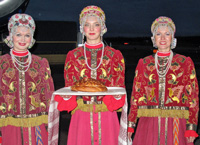 FEI-delegationen mottogs traditionellt med salt och bröd.