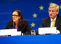 Sveriges Europaminister Cecilia Malmström och utrikesminister Carl Bildt presenterade ordförandeskapets prioriteringar i Bryssel (Foto: Gunnar Seijbold/Regeringskansliet).