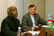 Prime Minister Nahas Angula and Minister Paavo Väyrynen talked about the new era in Finnish-Namibian relations. 