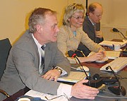 Riksdagsmannen Gunnar Jansson med Ann-Marie Nyroos och Johan Schalin från utrikesministeriet