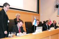 Utrikesminister Kanerva undertecknar den gemensamma kommunikén.