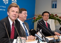 Ministers Mauri Pekkarinen and Paavo Väyrynen and Vice Minister of Commerce of the People’s Republic of China Gao Hucheng. Photo: Hanna Ovaskainen.