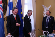 Australiens utrikesminister Alexander Downer, utrikesminister Erkki Tuomioja och kommissionens representant, vice generaldirektör Karel Kovanda vid presskonferensen.