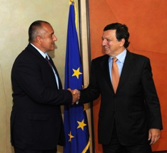 Bulgarian pääministeri Boyko Borissov ja Euroopan unionin komission puheenjohtaja José Manuel Barroso kättelemässä. Kuva: EU