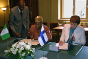 Industriminister Mohammed och utrikeshandelsminister Lehtomäki undertecknar avtalet.