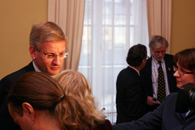Carl Bildt svarade på journalisternas frågor efter presskonferensen.