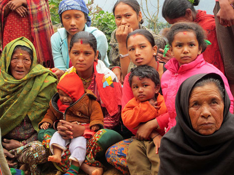 Dalit-naiset tulivat tapaamaan Heidi Hautalaa Taprekin kylässä Nepalissa. Kuva: Maria Kurikkala