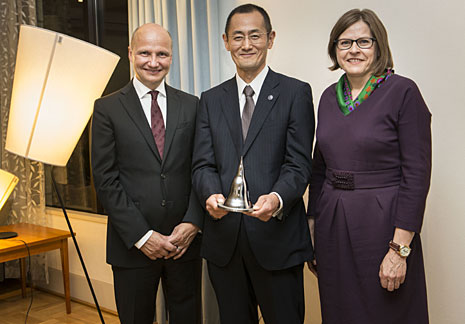 Dr Yamanaka was celebrated at the event hosted by Ambassador Jari Gustafsson (left). Minister for International Development Heidi Hautala brought the compliments from the Government of Finland. Photo: Petri-Artturi Asikainen