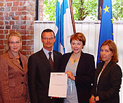Gruppen bakom utredningen: handelssekreterare Johanna Silvander (t.v.), enhetschef Ilkka Saarinen, och projektassistent Selina Kangas (t.h.) med minister Lehtomäki.