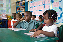 ESACS-koulun viisivuotiaiden kirahvi-luokka, Dar es Salaam. Kuva: Tiina Kirkas