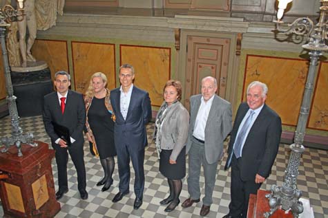 Familjeporträtt. Från vänster Grönlands, Sveriges, Finlands, Norges och Islands nordiska samarbetsministrar. Längs till höger Nordiska ministerrådets generalsekreterare. Foto: Sekretariatet för nordiskt samarbete/UM.
