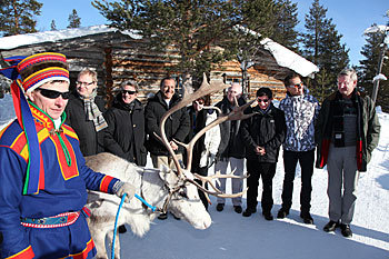 Gästerna bekantade sig med renen Laukki. Foto: Eero Kuosmanen.