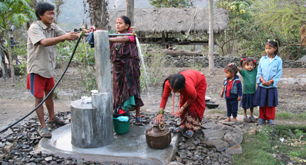 Gahan perhe vesipostilla, Nepal. Kuva: Milma Kettunen