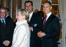 Hillary Clinton och Alexander Stubb samtalade vid en middag för EU och Nato i Bryssel. Foto: Juha Roininen