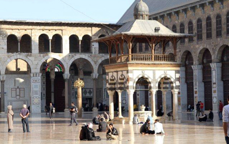 Ihmisiä istuskelemassa Damaskoksen Umaijadi-moskeijan pihalla, kuva: Päivi Arvonen
