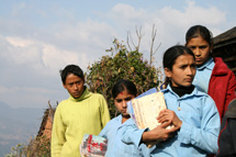 Koululaisia matkalla koulusta kotiin Dhadingin piirikunnassa. Kuva: Marja-Leena Kultanen
