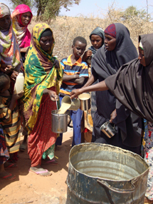 Lämmintä ruokaa jaetaan joka talouteen. Doolow, Etelä-Somalia. Kuva: Piia Metsä-Tokila