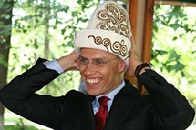 Minister Stubb provade en traditionell kirgizisk hatt. Foto: OSSE/Susanna Lööf.