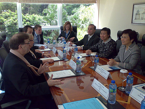 Minister Väyrynen och ministern med ansvar för handel och ekonomi i Hongkong Rita Lau diskuterade bland annat samarbete inom informationsteknologi.
