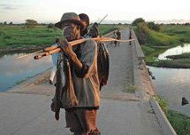 Mosambikin haasteena on sosiaalisen turvaverkon kehittäminen. Kalastajat palaamassa Mopeiaan illansuussa. Kuva: Mansir Petrie, julkaistu Creative Commons -lisenssillä