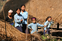 Nuorten osuus Nepalin väestössä kasvaa nopeasti. Kuvan äiti tyttärineen asuu Länsi-Nepalin Asuranissa. Kuva: Milma Kettunen