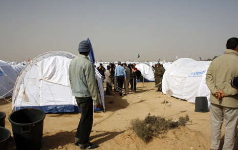 Pakolaisleiri Libyan ja Tunisian välisellä rajalla. Kuva: Department for International Development/Kate Joseph, Flickr.com