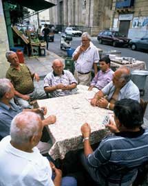 Palermolaiset miehet viettämässä aikaa. Kuva: EU. 