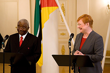 Presidenterna Armando Emilio Guebuza och Tarja Halonen är nöjda med relationerna mellan Moçambique och Finland. Foto: Republikens presidents kansli