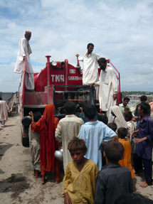 Sindhin maakunnan asukkaat jonottavat puhdasta vettä. Kuva: Oxfam International