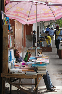Skolböcker säljs i Maputo, foto: Liisa Takala