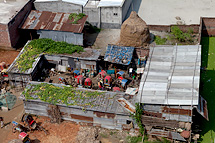 Slummiasumus Satarkulissa Dhakan laitamilla. Talossa asuu useita perheitä. Yhdellä perheellä on yksi huone, keittiö ja vessa ovat ovat jaettuja. Kuva: Olli Moilanen