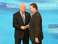 Spaniens utrikesminister Miguel Angel Moratinos och utrikesminister Ilkka Kanerva träffades vid OSSE:s ministermöte i Madrid. Foto: OSSE/Felix Corchado