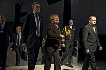 Statsminister Matti Vanhanen, president Tarja Halonen och ordförande Ilkka Herlin anländer till BSAS. Foto: Petri Krook.