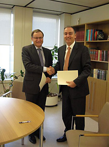 Suurlähettiläs Hannu Himanen ja yksikön päällikkö Panos Moumtzis UNHCR:ltä allekirjoittivat nelivuotisen rahoitussopimuksen Genevessä 4.3.2011 