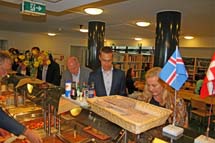 Sveriges, Finlands och Islands (från höger) nordiska samarbetsministrar köar i gymnasiet Vaasan lyseon lukios matsal.